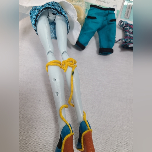 Monster High Lagoona Blue Mad Science Doll Mattel 2011 Has a dye mark on face - Picture 2 of 11